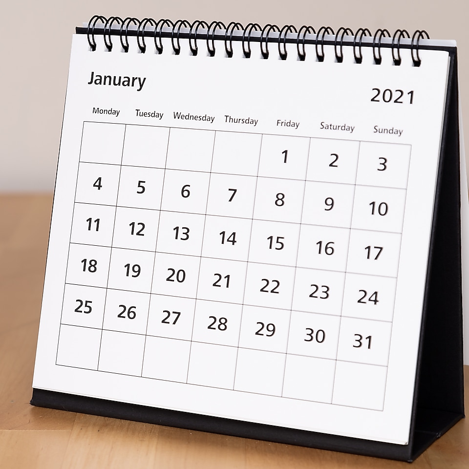 Ein kleiner Tischkalender zeigt den Monat Januar 2021
