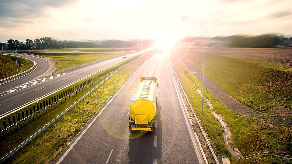 Tankwagen LKW auf Straße mit Sonnenuntergang