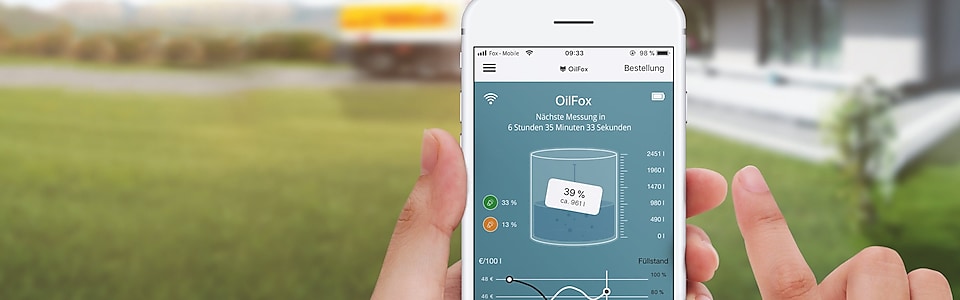 Nutzer bedient die OilFox App auf einem Smartphone