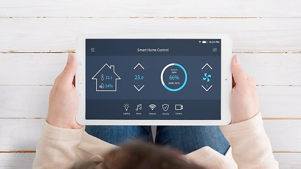 Vogelperspektive Frau schaut auf Tablet Bildschirmoberfläche mit Smart Home